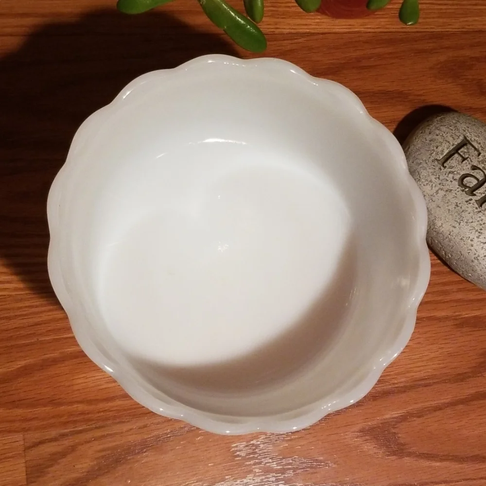Vintage milk glass candy dish‎